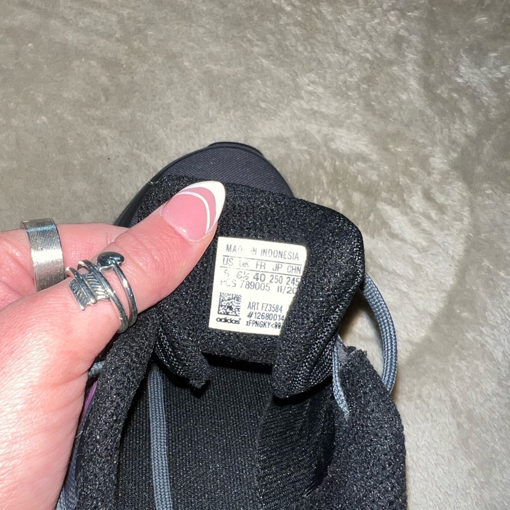 ADIDAS RUNNING SHOE ! - Picture 3 of 6